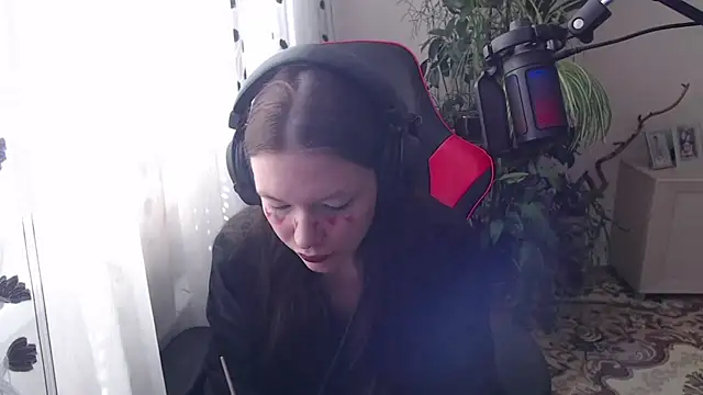 Snapshot of PunyKnee chatting on 04/07/26, 10:05 PunyKnee online show from 04/07/26, 10:05