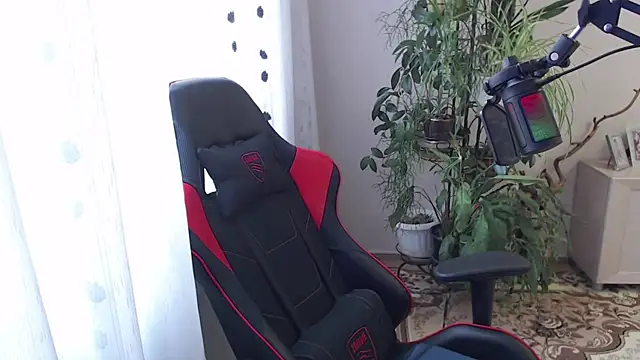 Snapshot of PunyKnee chatting on 04/13/26, 10:43 PunyKnee online show from 04/13/26, 10:43