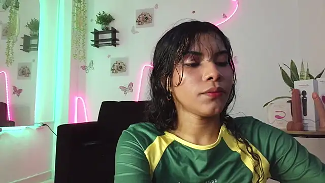 Daviana hill  online show from 04/17/26, 05:27