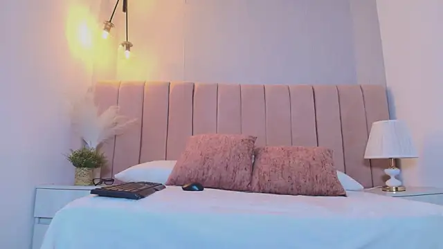 Samantha Lunaa online show from 04/09/26, 08:03