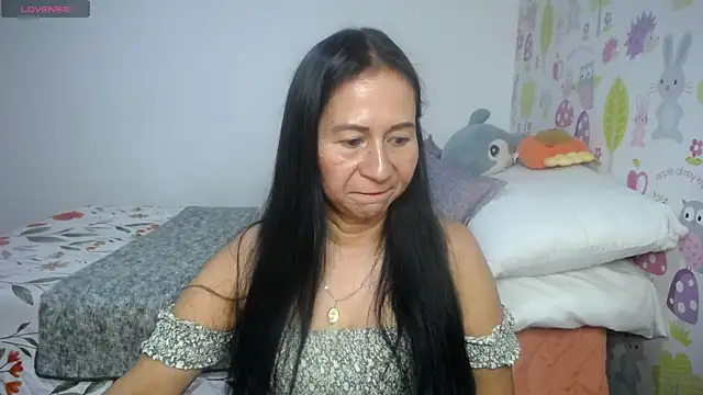 Snapshot of Tyna_b chatting on 07/12/26, 08:44 Tyna b online show from 07/12/26, 08:44