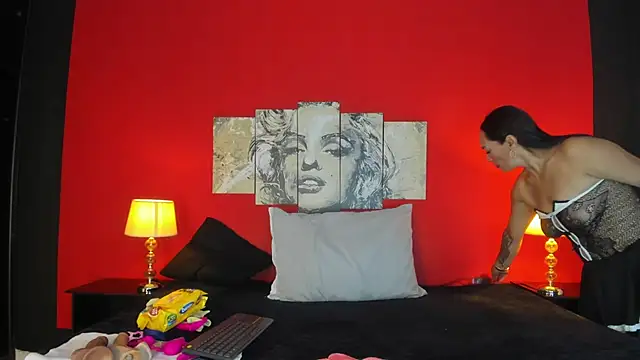 Snapshot of LucianaMadura1 chatting on 04/15/26, 05:53 LucianaMadura1 online show from 04/15/26, 05:53