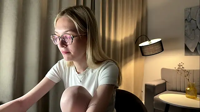 Snapshot of EvelineMolima chatting on 04/08/26, 07:03 EvelineMolima online show from 04/08/26, 07:03