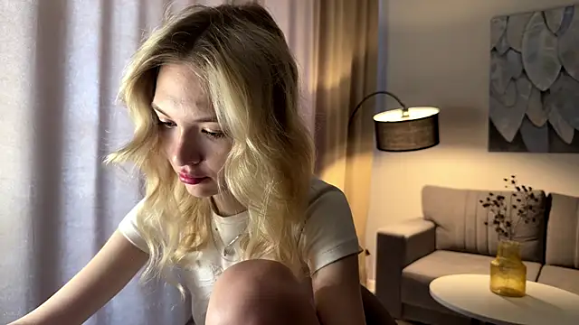 Snapshot of EvelineMolima chatting on 04/10/26, 10:20 EvelineMolima online show from 04/10/26, 10:20