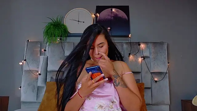 Snapshot of AriannaLux__ chatting on 04/15/26, 07:43 AriannaLux online show from 04/15/26, 07:43