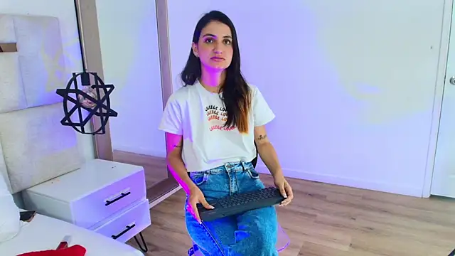 Emy-Ferrer online show from 04/09/26, 04:23