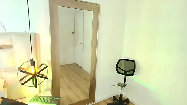 Emy-Ferrer online show from 04/11/26, 03:33