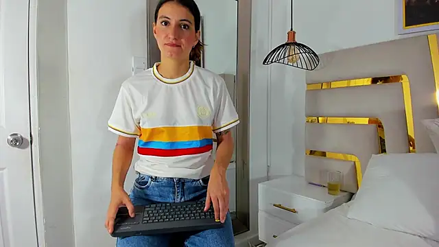Emy-Ferrer online show from 06/18/26, 12:33