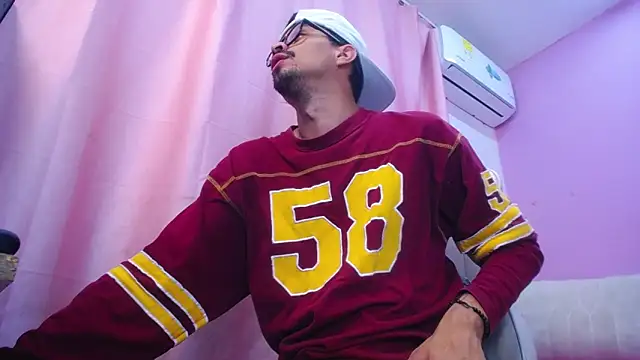 Snapshot of Amir_guy_ chatting on 04/09/26, 02:11 Amir guy online show from 04/09/26, 02:11