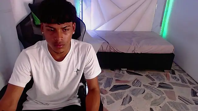 Snapshot of Angel_foxc_ chatting on 04/07/26, 10:20 Angel foxc online show from 04/07/26, 10:20