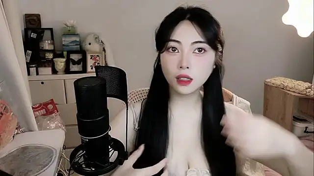 Snapshot of emberr- chatting on 04/15/26, 10:00 emberr- online show from 04/15/26, 10:00