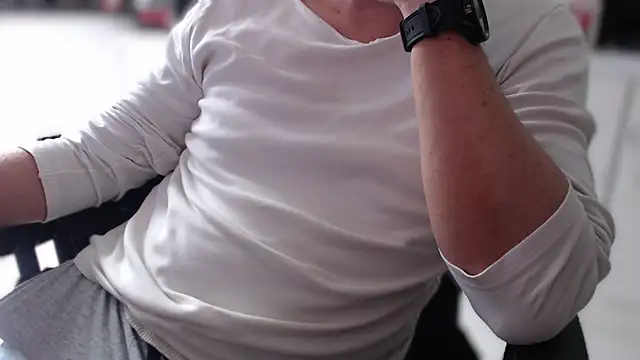 Snapshot of RoyXxx7 chatting on 04/12/26, 09:03 RoyXxx7 online show from 04/12/26, 09:03