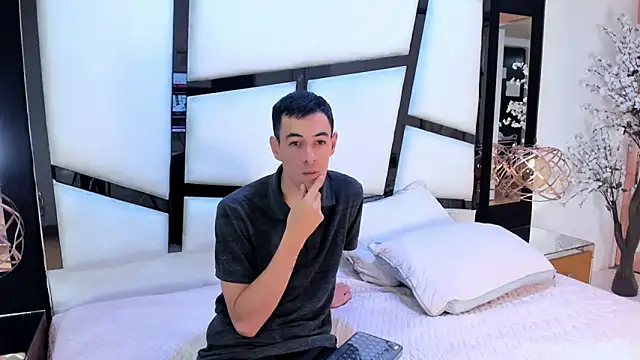 Snapshot of Lucie_Mark chatting on 04/10/26, 12:54 Lucie Mark online show from 04/10/26, 12:54