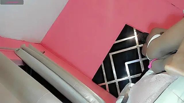 Snapshot of liyenpain01_ chatting on 04/11/26, 07:45 liyenpain01 online show from 04/11/26, 07:45