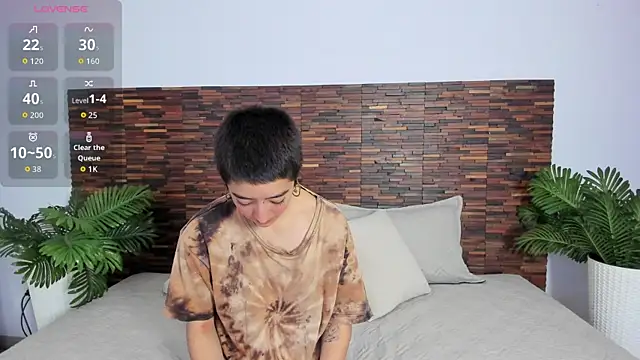 Snapshot of Atheena__ chatting on 04/13/26, 01:16 Atheena online show from 04/13/26, 01:16