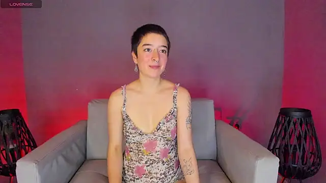 Snapshot of Atheena__ chatting on 04/14/26, 01:17 Atheena online show from 04/14/26, 01:17