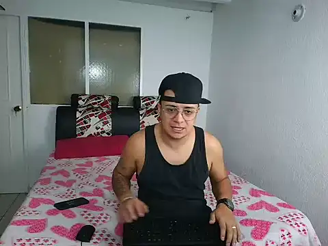 Snapshot of max_and_lilu2 chatting on 04/11/26, 08:24 max and lilu2 online show from 04/11/26, 08:24