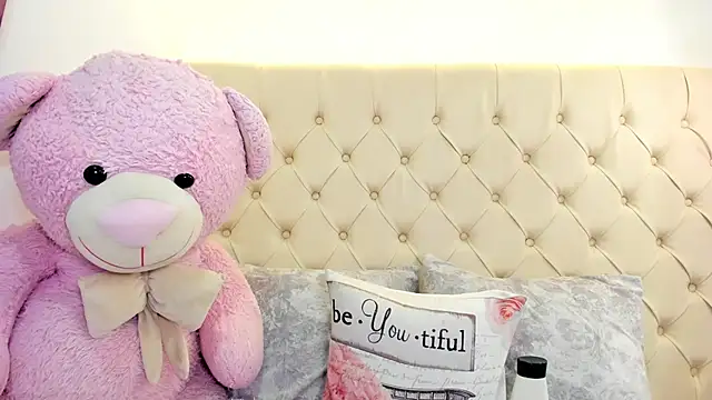 Snapshot of paula_amira chatting on 04/12/26, 12:43 paula amira online show from 04/12/26, 12:43