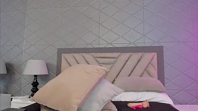 EvonnyMilk online show from 04/14/26, 04:18