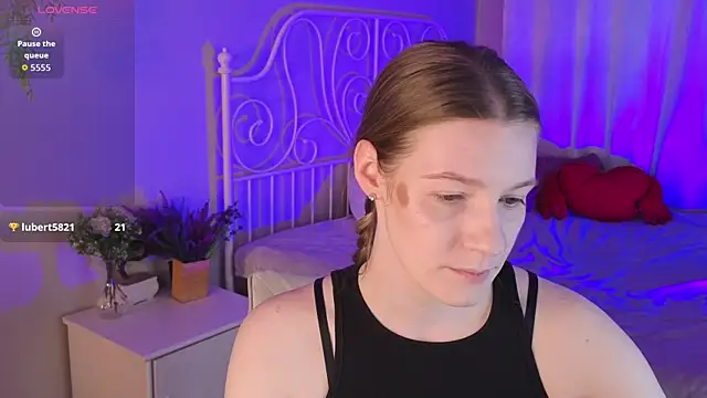 Snapshot of Vanessa___Lui chatting on 04/13/26, 04:34 Vanessa Lui online show from 04/13/26, 04:34