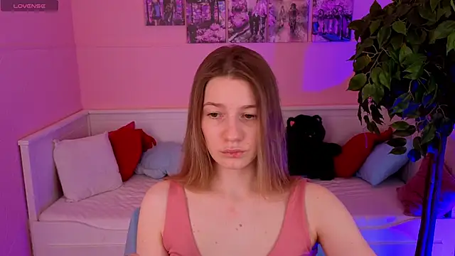 Snapshot of Vanessa___Lui chatting on 04/14/26, 04:13 Vanessa Lui online show from 04/14/26, 04:13