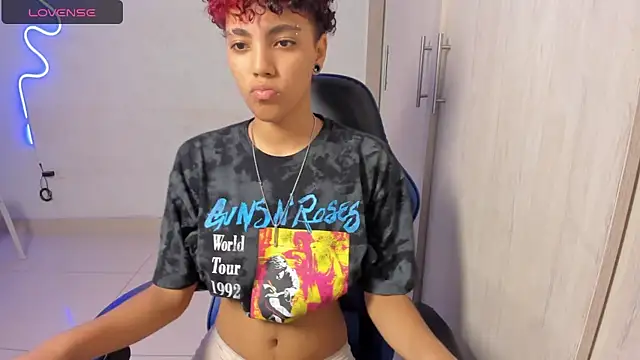 Snapshot of axel_luxxx chatting on 04/15/26, 02:24 axel luxxx online show from 04/15/26, 02:24