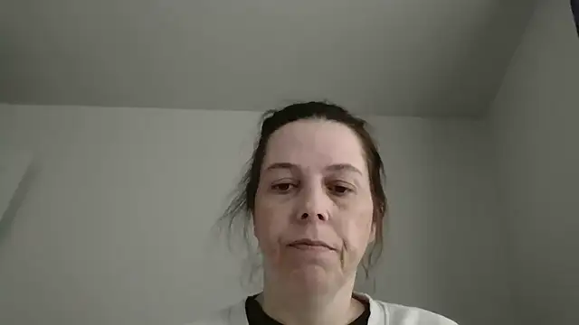 Snapshot of lily1982 chatting on 05/02/26, 10:48 lily1982 online show from 05/02/26, 10:48