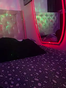 Snapshot of pauline_and_bruno chatting on 04/14/26, 05:02 pauline and bruno online show from 04/14/26, 05:02