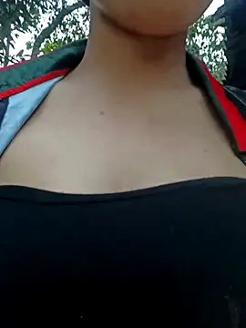 Snapshot of ross001 chatting on 04/11/26, 11:14 ross001 online show from 04/11/26, 11:14