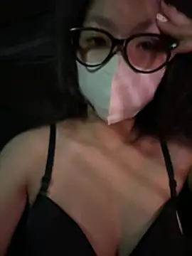 Tieu Vy online show from 04/12/26, 03:50