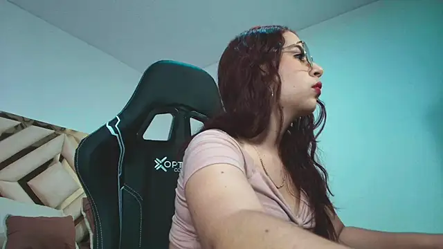 Snapshot of Sophia_velvett chatting on 04/16/26, 12:17 Sophia velvett online show from 04/16/26, 12:17