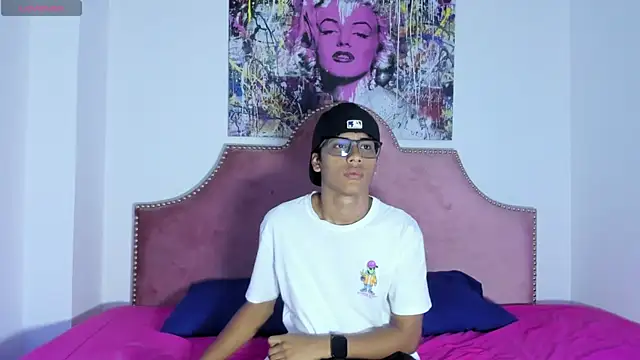 Snapshot of LiamKron chatting on 04/10/26, 11:37 LiamKron online show from 04/10/26, 11:37