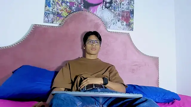 Snapshot of LiamKron chatting on 04/15/26, 11:39 LiamKron online show from 04/15/26, 11:39