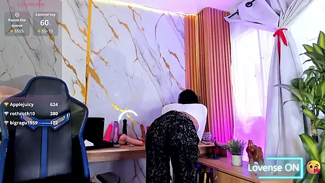 Snapshot of Dafne_kee chatting on 04/15/26, 08:09 Dafne kee online show from 04/15/26, 08:09