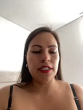 Snapshot of MIA_ROSSEEE chatting on 06/24/26, 07:35 MIA ROSSEEE online show from 06/24/26, 07:35