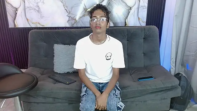 Snapshot of triiangel_latinboy chatting on 04/11/26, 01:32 triiangel latinboy online show from 04/11/26, 01:32