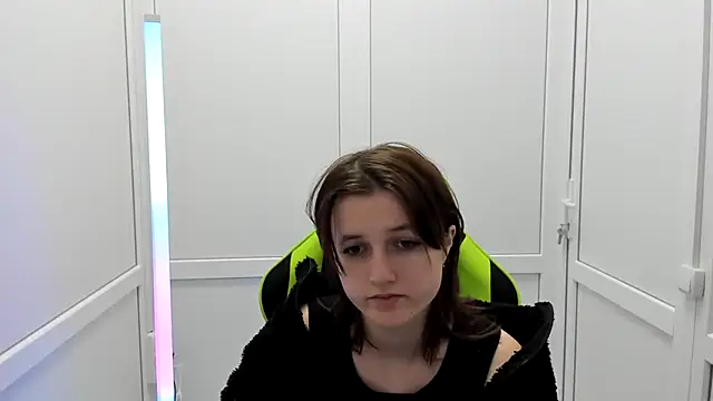 Snapshot of GoldenKiss chatting on 04/13/26, 06:30 GoldenKiss online show from 04/13/26, 06:30