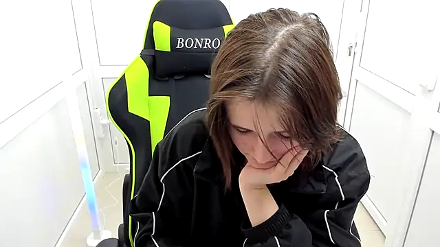 Snapshot of GoldenKiss chatting on 04/16/26, 06:47 GoldenKiss online show from 04/16/26, 06:47