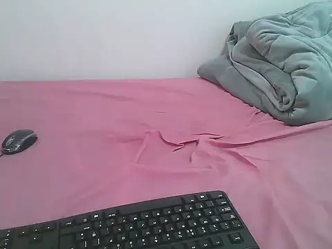 Snapshot of MsLaura24 chatting on 04/11/26, 05:01 MsLaura24 online show from 04/11/26, 05:01