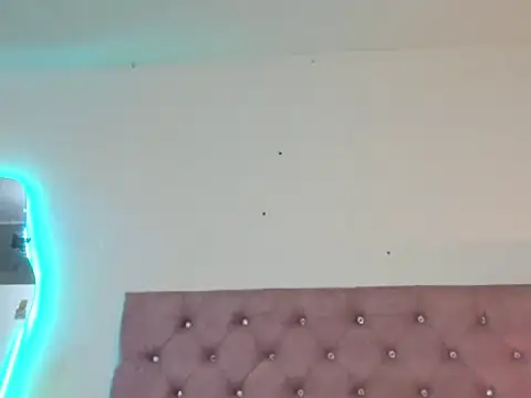 Snapshot of laurenlaine chatting on 04/15/26, 02:24 laurenlaine online show from 04/15/26, 02:24