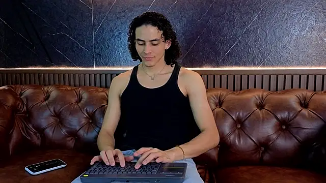 Snapshot of LucaAlessi chatting on 04/13/26, 02:11 LucaAlessi online show from 04/13/26, 02:11