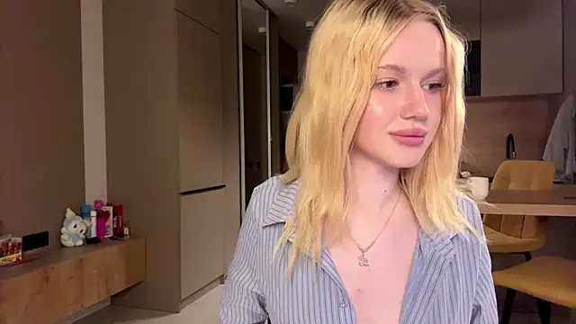 moonavelle online show from 05/19/26, 01:56
