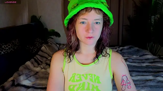 Snapshot of Ricki_Bloom chatting on 07/15/26, 01:11 Ricki Bloom online show from 07/15/26, 01:11