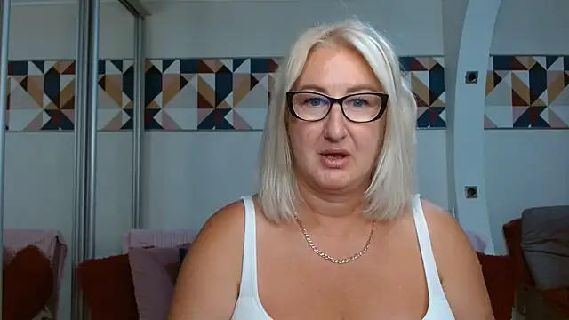 Snapshot of DianaFrances chatting on 06/28/26, 01:28 DianaFrances online show from 06/28/26, 01:28