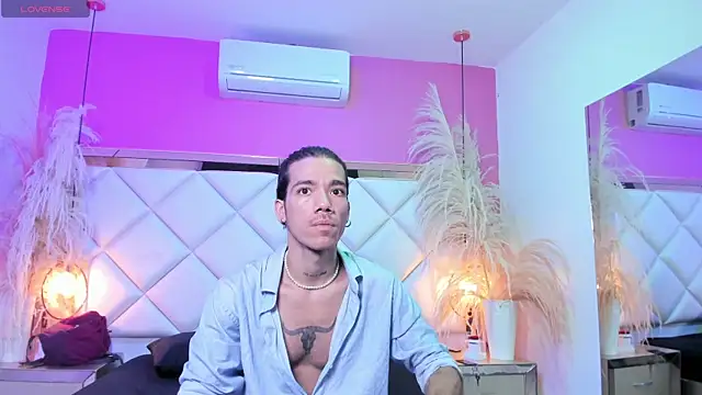 Snapshot of AngeloRoush chatting on 04/16/26, 11:33 AngeloRoush online show from 04/16/26, 11:33