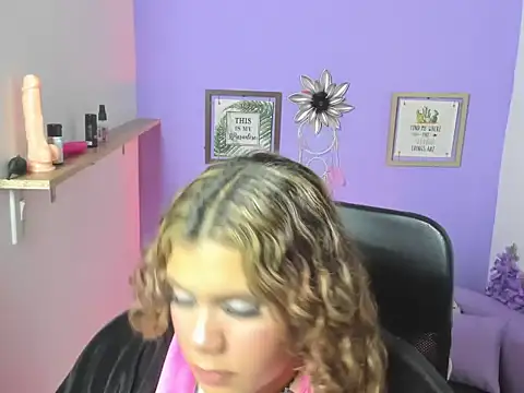 Snapshot of Catalina_Foxt chatting on 04/15/26, 04:08 Catalina Foxt online show from 04/15/26, 04:08