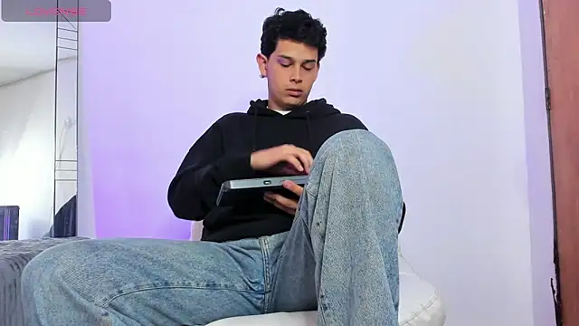 Snapshot of elijah_stoone chatting on 04/16/26, 01:12 elijah stoone online show from 04/16/26, 01:12