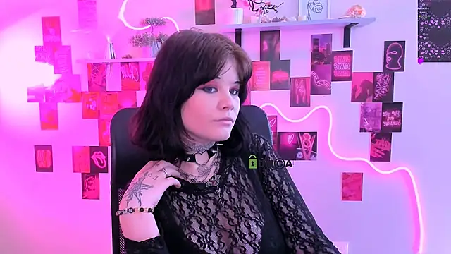 nikki kiss  online show from 05/03/26, 08:53