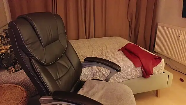 Snapshot of Sharon_Red chatting on 12/02/24, 09:28 Sharon Red online show from 12/02/24, 09:28