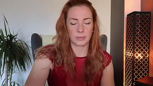 Snapshot of Sharon_Red chatting on 10/21/25, 09:32 Sharon Red online show from 10/21/25, 09:32